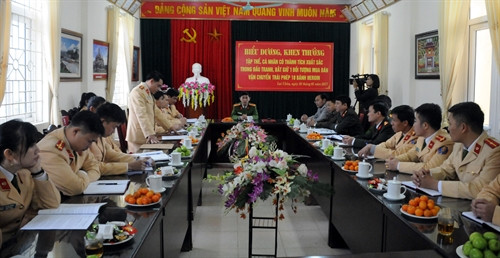 Đại diện Ban chỉ đạo phòng chống tội phạm, tệ nạn xã hội và xây dựng phong trào toàn dân bảo vệ an ninh Tổ quốc tỉnh Lai Châu biểu dương các tập thể, cá nhân có thành tích suất sắc trong vụ bắt đối tượng Lầu A Của. Ảnh: Nguyễn Công Hải - TTXVN Đại diện Ban chỉ đạo phòng chống tội phạm, tệ nạn xã hội và xây dựng phong trào toàn dân bảo vệ an ninh Tổ quốc tỉnh Lai Châu biểu dương các tập thể, cá nhân có thành tích suất sắc trong vụ bắt đối tượng Lầu A Của. Ảnh: Nguyễn Công Hải - TTXVN