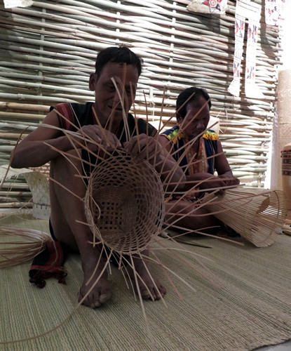 Nghệ nhân A Nhip ở làng Rắk xã Ia Xier huyện Sa Thầy tỉnh Kon Tum trình diễn nghề thủ công đan lát truyền thống. Ảnh: Cao Nguyên- TTXVN Nghệ nhân A Nhip ở làng Rắk xã Ia Xier huyện Sa Thầy tỉnh Kon Tum trình diễn nghề thủ công đan lát truyền thống. Ảnh: Cao Nguyên- TTXVN