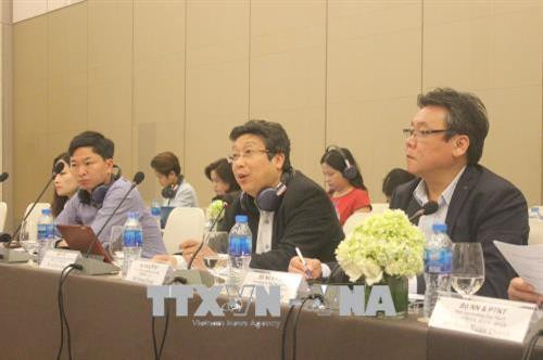 Đại diện Bộ Nông nghiệp và Phát triển Nông thôn (giữa) trao đổi với doanh nghiệp Nhật Bản. Ảnh: Xuân Anh - TTXVN Đại diện Bộ Nông nghiệp và Phát triển Nông thôn (giữa) trao đổi với doanh nghiệp Nhật Bản. Ảnh: Xuân Anh - TTXVN