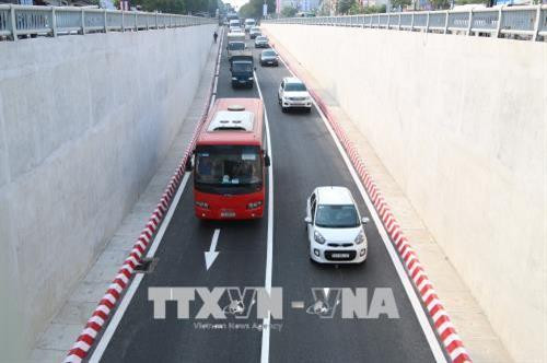 Phương tiện xuống nhánh N1 hầm chui An Sương về hướng huyện Củ Chi. Ảnh: Trần Xuân Tình - TTXVN