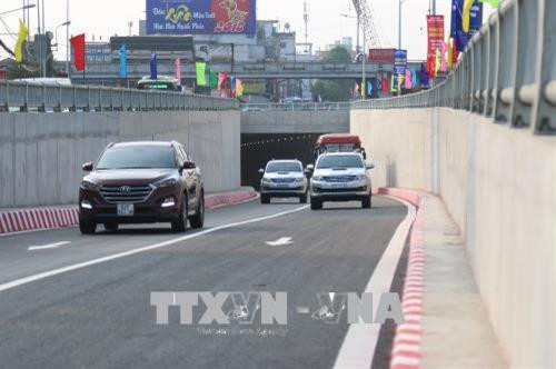 Các phương tiện lưu thông từ trung tâm thành phố qua nhánh hầm chui N1 về hướng huyện Củ Chi. Ảnh: Trần Xuân Tình - TTXVN