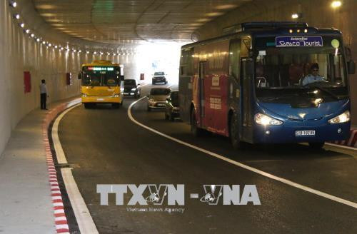 Phương tiện lưu thông trong nhánh N1 hầm chui An Sương. Ảnh: Trần Xuân Tình - TTXVN