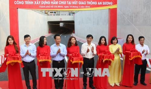 Cắt băng thông xe nhánh N1 hầm chui An Sương. Ảnh: Trần Xuân Tình - TTXVN