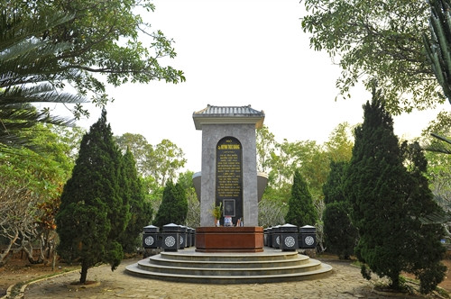 Phần mộ chí sĩ Huỳnh Thúc Kháng trên đỉnh núi Thiên Ấn.