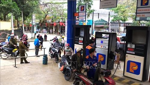 Người dân đi mua xăng tại Cửa hàng xăng dầu huyện Bắc Mê (Hà Giang). Ảnh: Bảo Ngọc - TTXVN phát