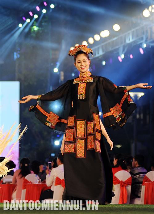 Đa dạng các mẫu trang phục Áo dài xưa và nay được các nghệ sỹ trình diễn tại lễ khai mạc