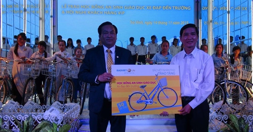 Trao tặng xe đạp cho học sinh nghèo. Ảnh: Thanh Hòa – TTXVN Trao tặng xe đạp cho học sinh nghèo. Ảnh: Thanh Hòa – TTXVN