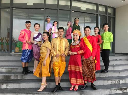 Các diễn viên đoàn Bạc Liêu tham gia chương trình tổng duyệt trước ngày hội Văn hóa, Thể thao và Du lịch đông bào Khmer Nam bộ lần thứ VII năm 2017. Ảnh: Thanh Cường Các diễn viên đoàn Bạc Liêu tham gia chương trình tổng duyệt trước ngày hội Văn hóa, Thể thao và Du lịch đông bào Khmer Nam bộ lần thứ VII năm 2017. Ảnh: Thanh Cường