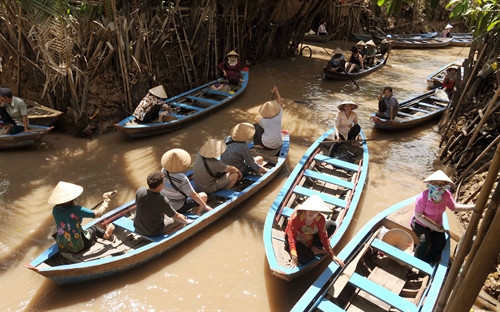 Du khách trải nghiệm đi xuồng ba lá trên các kênh rạch tại cù lao Du khách trải nghiệm đi xuồng ba lá trên các kênh rạch tại cù lao