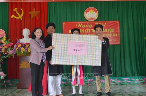 Đồng chí Trương Thị Mai tặng quà cho các hộ gia đình tiêu biểu của xã Kiên Thành, huyện Trấn Yên. Ảnh: Đức Tưởng- TTXVN Đồng chí Trương Thị Mai tặng quà cho các hộ gia đình tiêu biểu của xã Kiên Thành, huyện Trấn Yên. Ảnh: Đức Tưởng- TTXVN