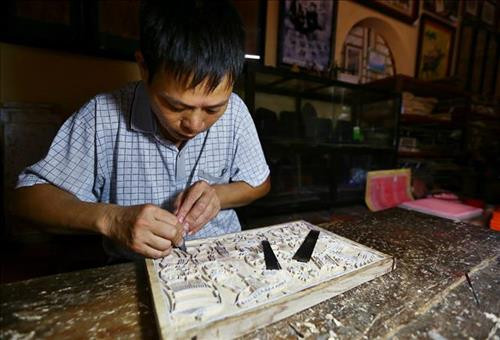 Sáng tác mẫu tranh và khắc ván là khâu sáng tạo quan trọng nhất của quy trình làm tranh Đông Hồ, quyết định sự sinh tồn của một làng tranh, đòi hỏi năng khiếu bẩm sinh và kỹ năng lao động cao ở các nghệ nhân. Ảnh: Minh Quyết – TTXVN Sáng tác mẫu tranh và khắc ván là khâu sáng tạo quan trọng nhất của quy trình làm tranh Đông Hồ, quyết định sự sinh tồn của một làng tranh, đòi hỏi năng khiếu bẩm sinh và kỹ năng lao động cao ở các nghệ nhân. Ảnh: Minh Quyết – TTXVN