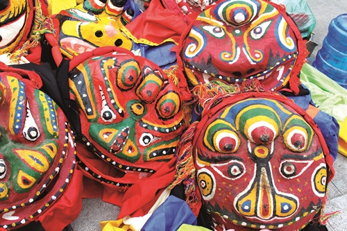 Mặt Sư tử mèo được làm từ những nguyên liệu sẵn có ở địa phương, mỗi con mang một sắc thái khác nhau