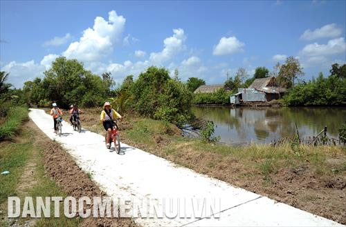 Tuyến đường giao thông nông thôn dài 3Km vừa hoàn thành ở ấp Xẻo Vẹt (Nam Thái A, An Biên, Kiên Giang) với tổng kinh phí đầu tư hơn 1,9 tỷ đồng từ nguồn vốn chương trình bãi ngang ven biển lồng ghép 2 năm 2017 và 2018