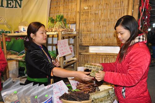 Người dân Thủ đô thăm quan mua sắm các sản phẩm tại hội chợ. Ảnh: Phương Anh - TTXVN Người dân Thủ đô thăm quan mua sắm các sản phẩm tại hội chợ. Ảnh: Phương Anh - TTXVN