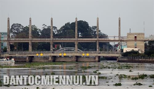 Đóng cửa cống để dự trữ và có nguồn nước ngọt phục vụ sản xuất nông nghiệp. Ảnh: K' GửiH Đóng cửa cống để dự trữ và có nguồn nước ngọt phục vụ sản xuất nông nghiệp. Ảnh: K' GửiH