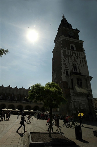 Nổi bật giữa quảng trường Phố cổ là giáo đường thánh St. Mary's Basilica được xây dựng vào thế kỷ XIII, mang đậm nét kiến trúc Gothique, với độ cao 80 m, là một trong những tòa tháp cao nhất ở khu vực này. Trên tháp giáo đường, cứ đúng 12 giờ trưa là có người thổi kèn bài quốc ca Ba Lan.