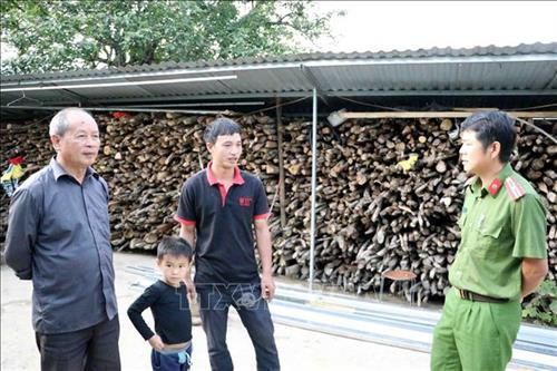 Công an huyện Sìn Hồ thường xuyên xuống tận từng bản, từng hộ gia đình để tuyên truyền, vận động bà con không trồng cây thuốc phiện, không sử dụng và buôn bán trái phép ma túy. Ảnh: Công Tuyên-TTXVN Công an huyện Sìn Hồ thường xuyên xuống tận từng bản, từng hộ gia đình để tuyên truyền, vận động bà con không trồng cây thuốc phiện, không sử dụng và buôn bán trái phép ma túy. Ảnh: Công Tuyên-TTXVN
