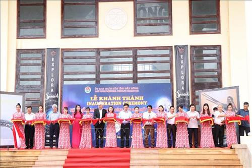 Cắt băng khánh thành Nhà triển lãm. Ảnh: Ngọc Minh – TTXVN