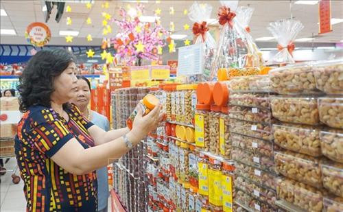 Người tiêu dùng thành phố Hồ Chí Minh mua bánh, mứt Tết. Ảnh: TTXVN phát Người tiêu dùng thành phố Hồ Chí Minh mua bánh, mứt Tết. Ảnh: TTXVN phát
