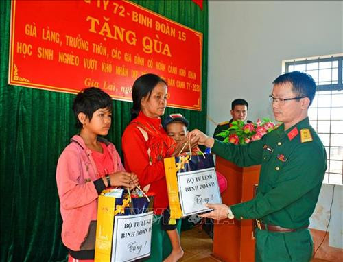 Lãnh đạo Công ty 72, Binh đoàn 15 tổ chức ăn Tết Nguyên đán Canh Tý 2020 với nhân dân và tặng quà cho già làng, trưởng thôn, hộ gia đình có hoàn cảnh khó khăn, học sinh nghèo vượt khó trên địa bàn. Ảnh: Hồng Điệp – TTXVN Lãnh đạo Công ty 72, Binh đoàn 15 tổ chức ăn Tết Nguyên đán Canh Tý 2020 với nhân dân và tặng quà cho già làng, trưởng thôn, hộ gia đình có hoàn cảnh khó khăn, học sinh nghèo vượt khó trên địa bàn. Ảnh: Hồng Điệp – TTXVN