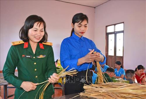 Cán bộ, chiến sỹ Trung đoàn Kinh tế - Quốc phòng 710, Binh đoàn 15, Bộ Quốc phòng đã tổ chức chương trình “Xuân đoàn kết – Tết yêu thương” cho bà con nghèo tại 2 xã biên giới Ia Piơr và Ia Mơ, huyện Chư Prông, tỉnh Gia Lai. ảnh: Hồng Điệp - TTXVN Cán bộ, chiến sỹ Trung đoàn Kinh tế - Quốc phòng 710, Binh đoàn 15, Bộ Quốc phòng đã tổ chức chương trình “Xuân đoàn kết – Tết yêu thương” cho bà con nghèo tại 2 xã biên giới Ia Piơr và Ia Mơ, huyện Chư Prông, tỉnh Gia Lai. ảnh: Hồng Điệp - TTXVN