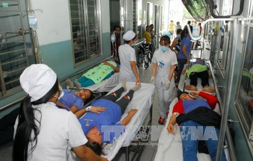 Các y bác sĩ tích cực cứu chữa các công nhân sau khi nhập viện. Ảnh: Mạnh Linh-TTXVN Các y bác sĩ tích cực cứu chữa các công nhân sau khi nhập viện. Ảnh: Mạnh Linh-TTXVN