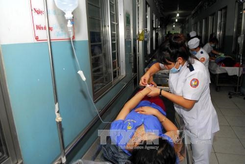 Các y bác sĩ tích cực cứu chữa các công nhân sau khi nhập viện. Ảnh: Mạnh Linh-TTXVN Các y bác sĩ tích cực cứu chữa các công nhân sau khi nhập viện. Ảnh: Mạnh Linh-TTXVN