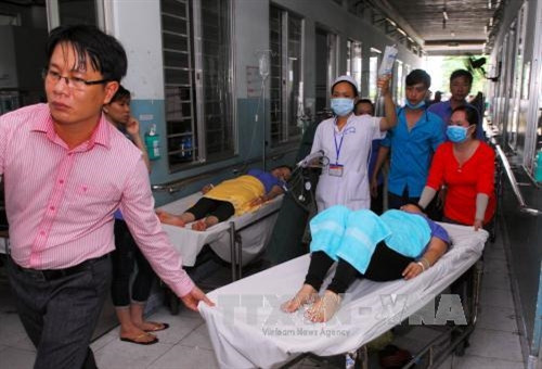 Các y bác sĩ tích cực cứu chữa các công nhân sau khi nhập viện. Ảnh: Mạnh Linh-TTXVN Các y bác sĩ tích cực cứu chữa các công nhân sau khi nhập viện. Ảnh: Mạnh Linh-TTXVN