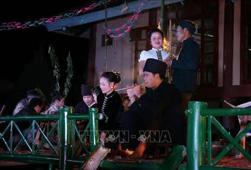 Nam thanh nữ tú người Thái tìm hiểu nhau trên sàn Hạn khuống qua những lời hát giao duyên xốn xang tình tứ. Ảnh: Việt Dũng - TTXVN Nam thanh nữ tú người Thái tìm hiểu nhau trên sàn Hạn khuống qua những lời hát giao duyên xốn xang tình tứ. Ảnh: Việt Dũng - TTXVN