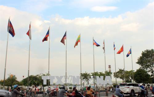 Kể từ năm 2015, cờ các quốc gia thành viên ASEAN luôn tung bay tại trung tâm Thành phố, thể hiện quyết tâm của Thành phố trong quảng bá và kết nối với các nước ASEAN. Ảnh: Xuân Khu-TTXVN Kể từ năm 2015, cờ các quốc gia thành viên ASEAN luôn tung bay tại trung tâm Thành phố, thể hiện quyết tâm của Thành phố trong quảng bá và kết nối với các nước ASEAN. Ảnh: Xuân Khu-TTXVN