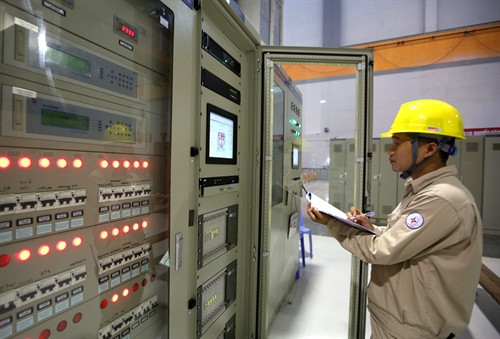 Thí nghiệm kiểm tra các thông số kỹ thuật tổ máy số 2 trong quá trình chạy không tải. Ảnh: Ngọc Hà - TTXVN Thí nghiệm kiểm tra các thông số kỹ thuật tổ máy số 2 trong quá trình chạy không tải. Ảnh: Ngọc Hà - TTXVN