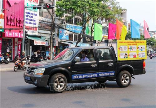 Xe lưu động tuyên truyền các biện pháp phòng chống dịch COVID - 19 trong các khu dân cư . Ảnh: Trần Lê Lâm - TTXVN Xe lưu động tuyên truyền các biện pháp phòng chống dịch COVID - 19 trong các khu dân cư . Ảnh: Trần Lê Lâm - TTXVN