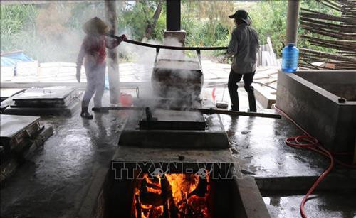 Đưa cá vào lò hấp chín. Ảnh: Nguyên Lý-TTXVN Đưa cá vào lò hấp chín. Ảnh: Nguyên Lý-TTXVN