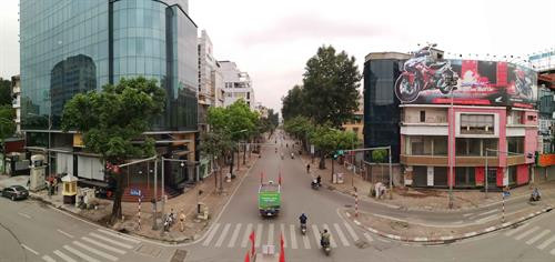 Nhiều tuyến phố Hà Nội thưa vắng. Ảnh: TTXVN Nhiều tuyến phố Hà Nội thưa vắng. Ảnh: TTXVN