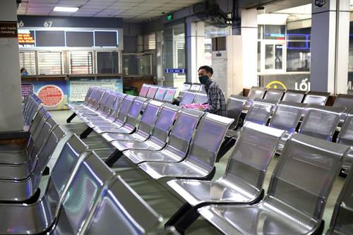 Cảnh vắng vẻ tại bến xe Nước Ngầm (Hà Nội). Ảnh: TTXVN Cảnh vắng vẻ tại bến xe Nước Ngầm (Hà Nội). Ảnh: TTXVN