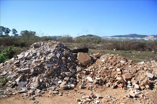 Rác thải được thu gom nhưng vẫn gây tình trạng ô nhiễm môi trường . Ảnh: Đặng Tuấn –TTXVN Rác thải được thu gom nhưng vẫn gây tình trạng ô nhiễm môi trường . Ảnh: Đặng Tuấn –TTXVN