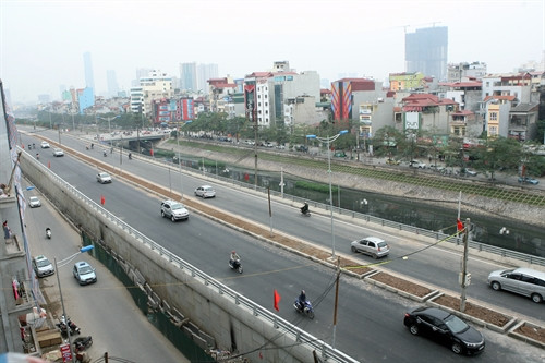 Cầu vượt nút giao Bưởi - Hoàng Quốc Việt.