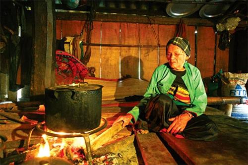 Bếp lửa có ý nghĩa quan rọng trong đời sống của đồng bào vùng cao. Bếp lửa có ý nghĩa quan rọng trong đời sống của đồng bào vùng cao.