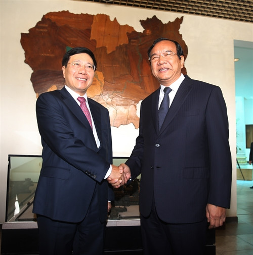 Phó Thủ tướng, Bộ trưởng Bộ Ngoại giao Phạm Bình Minh và Bộ trưởng cao cấp, Bộ trưởng Bộ Ngoại giao và Hợp tác quốc tế Campuchia Prak Sokhonn bắt tay trước kỳ họp. Ảnh: Trần Chí Hùng, P/v TTXVN tại Campuchia.