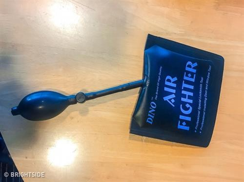 Mẹo hay giúp mở cửa xe ôtô khi bỏ quên chìa khóa ảnh 6 Mẹo hay giúp mở cửa xe ôtô khi bỏ quên chìa khóa ảnh 6