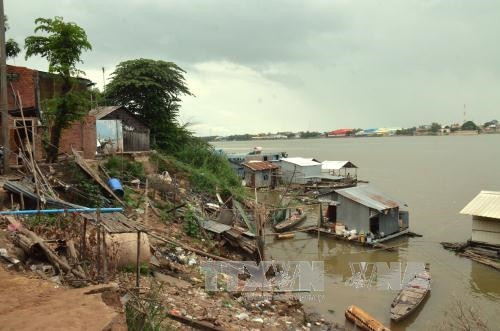 Khu vực bị sạt lở của bà con Việt kiều Ảnh: Danh Chanh Đa-TTXVN