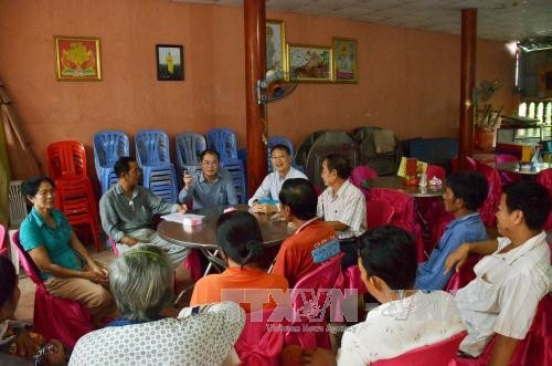 Thăm hỏi, động viên, tặng quà cho các hộ dân bị sạt lở tại xã Kompong Chomlong Ảnh: Trần Chí Hùng-TTXVN