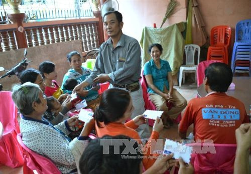 Thăm hỏi, động viên, tặng quà cho các hộ dân bị sạt lở tại xã Kompong Chomlong Ảnh: Danh Chanh Đa-TTXVN