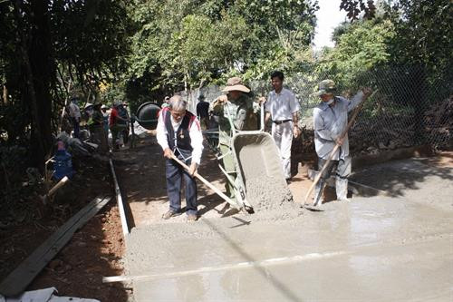 Ông là một trong những gương điển hình trong “Lễ tuyên dương người có uy tín, nhân sỹ trí thức và doanh nhân tiêu biểu dân tộc thiểu số toàn quốc, lần thứ nhất, năm 2017”. Ảnh: Hồng Điệp Ông là một trong những gương điển hình trong “Lễ tuyên dương người có uy tín, nhân sỹ trí thức và doanh nhân tiêu biểu dân tộc thiểu số toàn quốc, lần thứ nhất, năm 2017”. Ảnh: Hồng Điệp