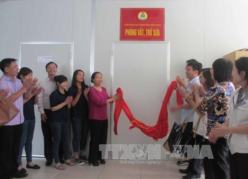 Khai trương phòng vắt, trữ sữa tại công ty TNHH Powerlogics Vina. Ảnh: Nguyễn Thảo - TTXVN Khai trương phòng vắt, trữ sữa tại công ty TNHH Powerlogics Vina. Ảnh: Nguyễn Thảo - TTXVN