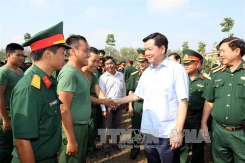 Bí thư Thành ủy Đinh La Thăng thăm hỏi động viên tân binh tại Trường Quân sự Thành phố Hồ Chí Minh. Ảnh: Thanh Vũ - TTXVN