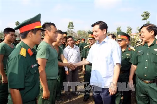 Bí thư Thành ủy Đinh La Thăng thăm hỏi động viên tân binh tại Trường Quân sự Thành phố Hồ Chí Minh. Ảnh: Thanh Vũ - TTXVN