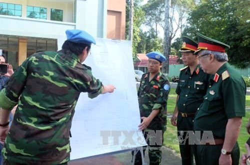 Thượng tướng Nguyễn Chí Vịnh tham quan công tác đào tạo, huấn luyện của Bệnh viện dã chiến số 1. Ảnh: Phương Vy - TTXVN