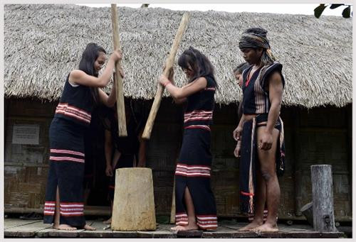 Tái hiện cảnh sinh hoạt hàng ngày của đồng bào Xơ Đăng. Tái hiện cảnh sinh hoạt hàng ngày của đồng bào Xơ Đăng.