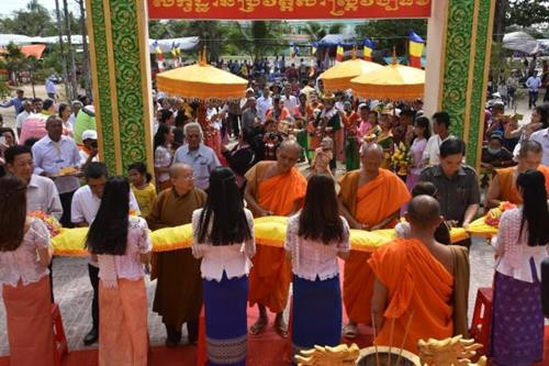 Nghi thức cắt băng khánh thành ngôi chánh điện di tích văn hóa chùa Xẻo Cạn. Ảnh: phatgiaonamtongkhmer.org